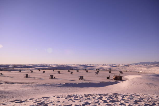 schöne sanddünen mit gebauten strukturen, die sich über den horizont während eines schönen idyllischen sonnenaufgangs gegen klaren lebendigen himmel erstrecken - new mexico landscape sky ethereal stock-fotos und bilder