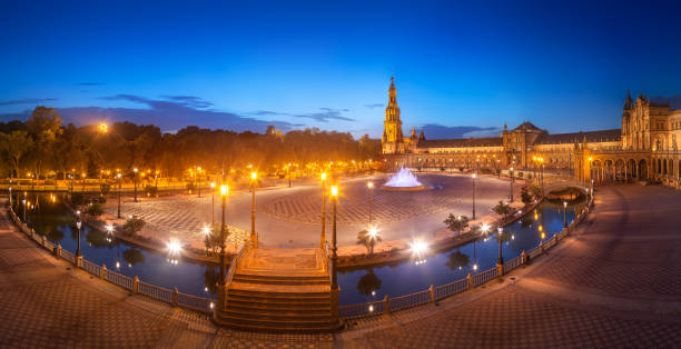 vue de la place d’espagne sur le coucher du soleil, séville - spain plaza de espana europe town square photos et images de collection