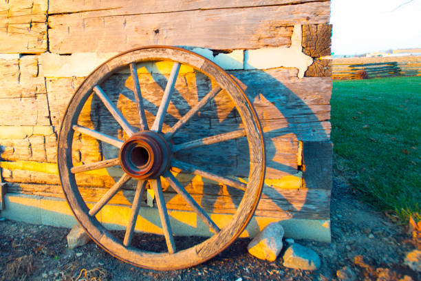 オールドワゴンホイール-ハワード郡インディアナ州 - wagon wheel ストックフォトと画像