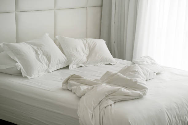 cama de hotel após uso. quarto de cobertor de travesseiro sujo. - crumpled sheet - fotografias e filmes do acervo