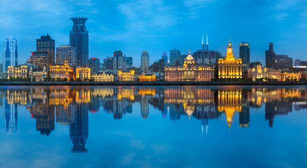 skyline di shanghai con le luci della città e la torre - bund foto e immagini stock