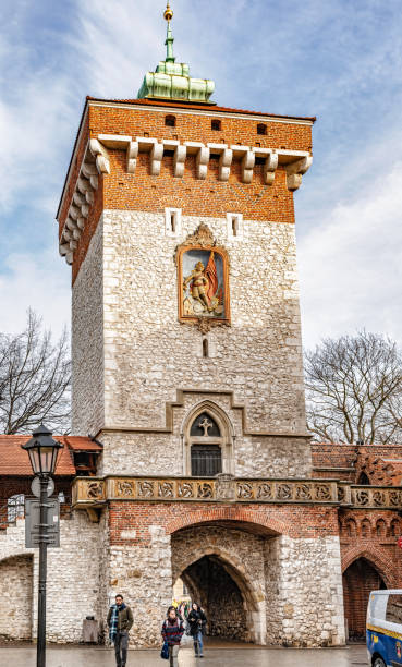 torre medieval con entrada puerta a la calle florianska, cracovia, polonia. - florianska street fotografías e imágenes de stock