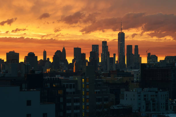 劇的な空と屋根の上に雲を持つブルックリンからのニューヨークロウアーマンハッタン夕日スカイラインビュー - dramatic sky manhattan moody sky new york city ストックフォトと画像
