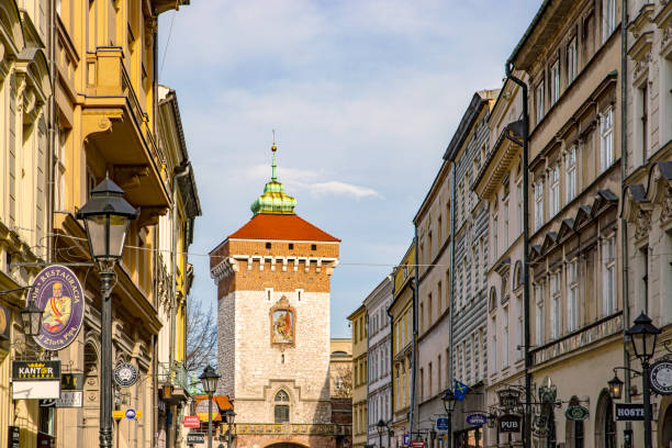 torre medievale con porta d'ingresso a via florianska, cracovia, polonia. - florianska street foto e immagini stock