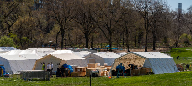 o hospital de campo de emergência foi inaugurado no manhattan central park em resposta à pandemia covid-19. - hospital mount sinai manhattan - fotografias e filmes do acervo