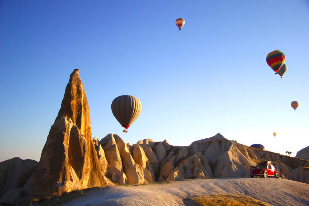 hot air balloons in cappadocia - cappadocia hot air balloon turkey basket imagens e fotografias de stock