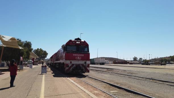 tren alice springs ghan - ghan pass fotografías e imágenes de stock