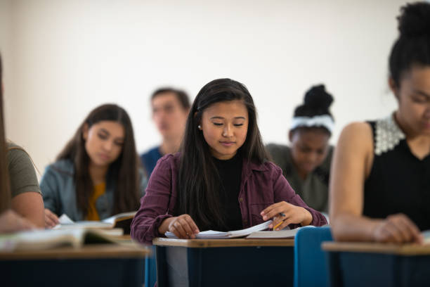fotografii de stoc, fotografii și imagini scutite de redevențe cu elevă care studiază în clasă - sală de examen