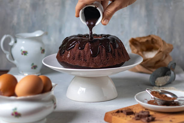 케이크에 초콜릿 장식을 붓는다 - chocolate cake 뉴스 사진 이미지
