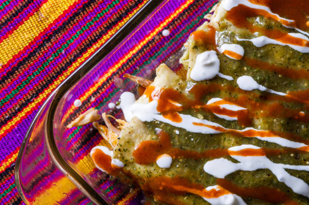 enchiladas vertes remplies de poulet, repas mexicain traditionnel - quesadilla chicken mexican cuisine cheese photos et images de collection