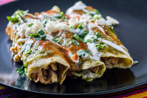 enchiladas verdes llenas de pollo, comida mexicana tradicional - al horno fotos fotografías e imágenes de stock