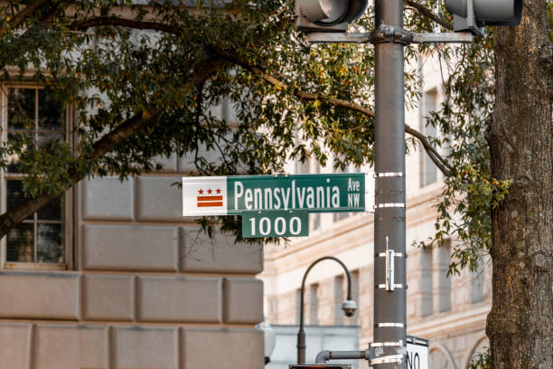 pennsylvania ave in washington d.c. - the mall sign washington monument washington dc stock-fotos und bilder