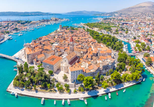 vista aerea di trogir in estate, croazia - adriatic sea sea architecture bay foto e immagini stock