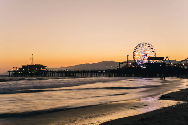 molo di santa monica con oceano in primo piano - dopo il tramonto - ruota panoramica - los angeles - ferris wheel foto e immagini stock