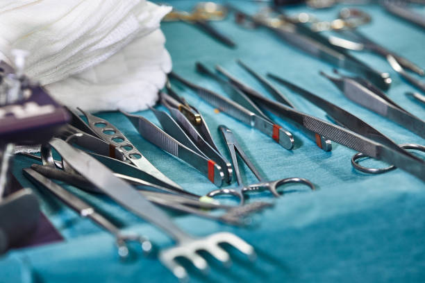 手術前に分解し、滅菌したテーブルの外科手術用の手術器具 - gauze scalpel surgeon healthcare and medicine ストックフォトと画像