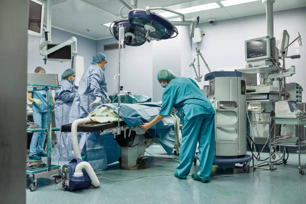 el equipo médico está preparando el quirófano para una operación compleja. medicina moderna. un equipo de profesionales - performance surgery doctor men fotografías e imágenes de stock