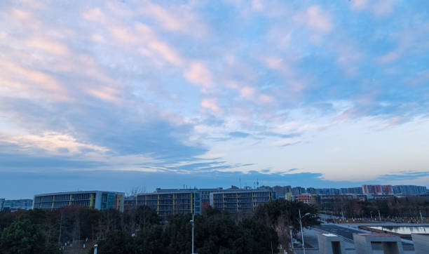 paesaggi della città sotto il sole al tramonto.  il cielo dopo il tramonto la sera era coperto di nuvole.  le strade architettoniche e il cielo della città si abbinano perfettamente - virescence foto e immagini stock