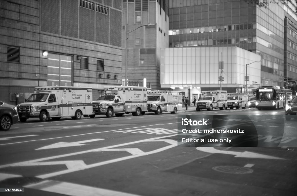 Socorristas a la espera de ser desplegados durante la pandemia en Nueva York - Foto de stock de Accidentes y desastres libre de derechos