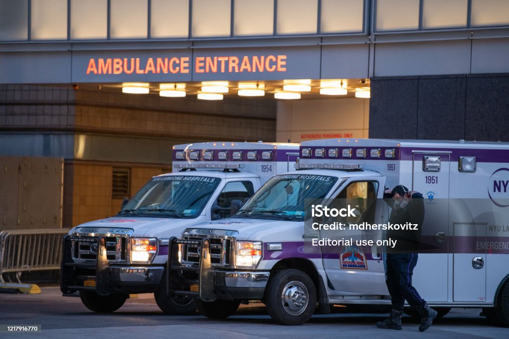 Первые ответчики, ожидающие развертывания во время пандемии в Нью- - Стоковые фото Нью-Йорк роялти-фри