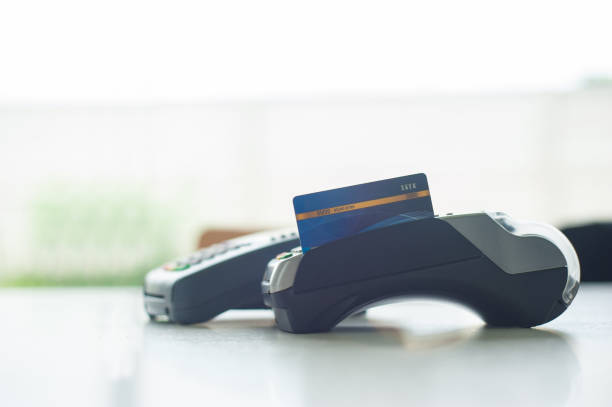 카드 스 와이프와 파란색 신용 카드. - atm convenience smart card consumerism 뉴스 사진 이미지