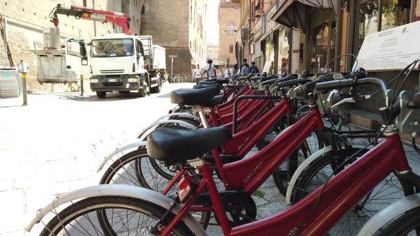 bologna city bikes - bologna italy medieval palace imagens e fotografias de stock