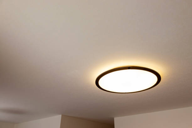 部屋の天井に取り付けられた光 - led lamp ストックフォトと画像