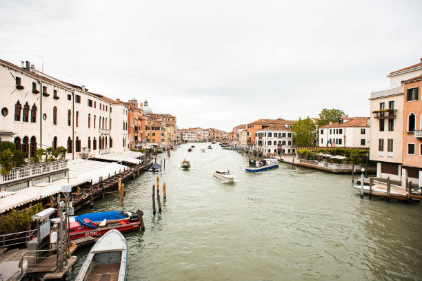 tráfico de barcos en el gran canal de venecia. italia. vista desde el puente scalzi (ponte degli scalzi). el tiempo lluvioso. - ponte degli scalzi fotografías e imágenes de stock