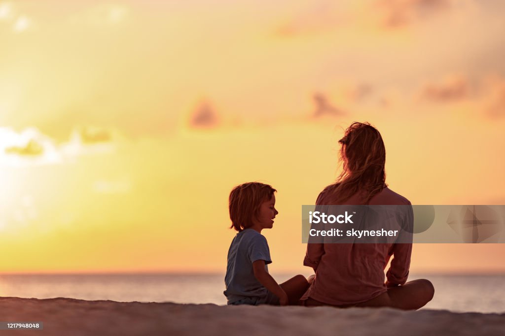 Gün batımında sahilde bekar annesiyle konuşan mutlu çocuğun arka görünümü. - Royalty-free Çocuk Stok görsel Gün batımında sahilde bekar annesiyle konuşan mutlu çocuğun arka görünümü. - Royalty-free Çocuk Stok görsel