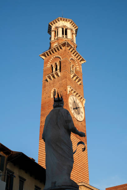 lamberti wieża z zegarem i widokiem na fontannę posąg madonny w mieście werona, włochy - torre dei lamberti zdjęcia i obrazy z banku zdjęć