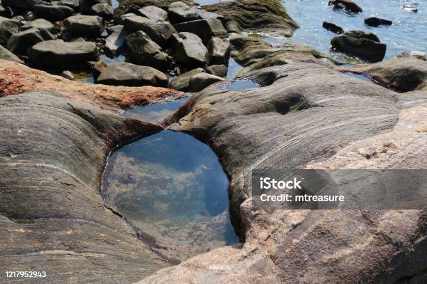 干潮時の沿岸特徴岩の画像, 露出潮プール, パロレムビーチ, ゴア州, インド - ストックフォト・写真素材...
