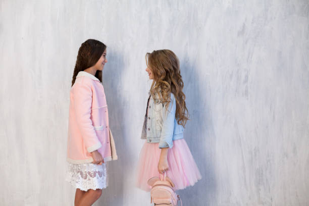 retrato de duas garotas da moda namorada de meninas em roupas rosa - pink pants summer two people - fotografias e filmes do acervo