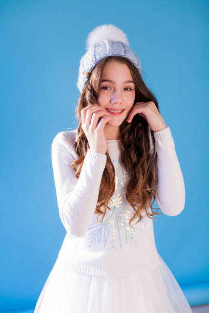портрет красивой девушки 13 лет в зимней белой шляпе - teenager 14 15 years 13 14 years cheerful стоковые фото и изображения