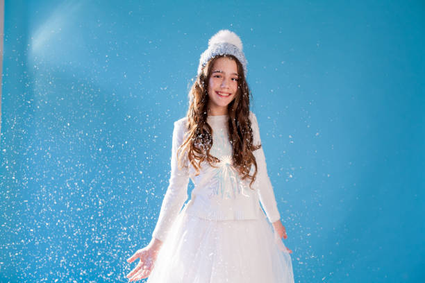 портрет красивой девушки 13 лет в зимней шляпе - teenager 14 15 years 13 14 years cheerful стоковые фото и изображения