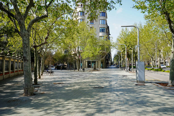 barcelonas verlassene straßen während der quarantänesperre covid-19 - avenida diagonal stock-fotos und bilder