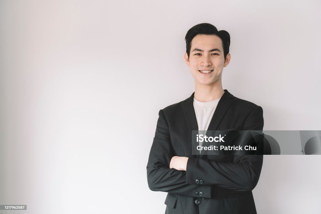 retrato de un joven confiado sonriendo asiático chino hombre de negocios - Foto de stock de Perfil - Vista de costado libre de derechos