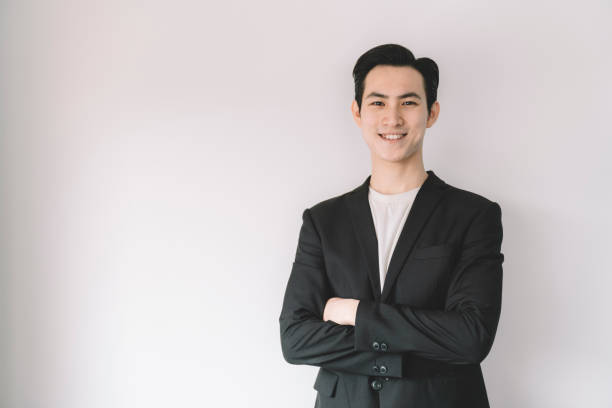 retrato de un joven confiado sonriendo asiático chino hombre de negocios - bien parecido fotos fotografías e imágenes de stock