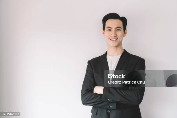 Retrato De Un Joven Confiado Sonriendo Asiático Chino Hombre De Negocios Foto de stock y más banco de imágenes de Perfil - Vista de costado