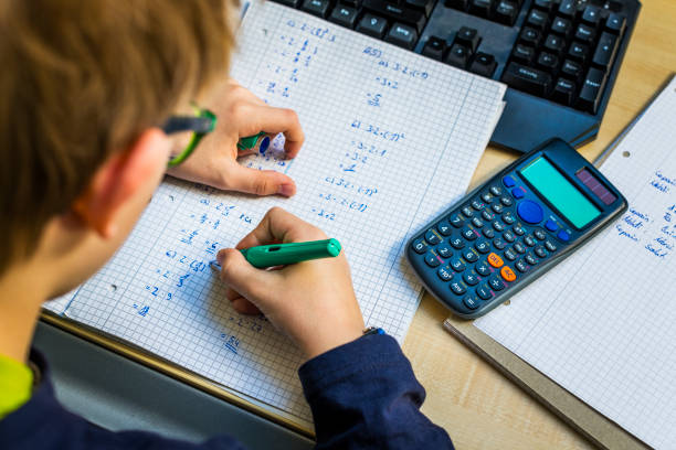 adolescente fazendo lição de casa em seu quarto - matemática disciplina curricular - fotografias e filmes do acervo