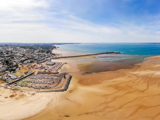 low tide at the isle of wight, ryde - ryde imagens e fotografias de stock