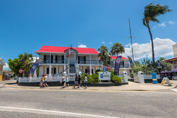 el museo nacional en el centro de george town, gran caimán, bwi. - cayman islands fotografías e imágenes de stock