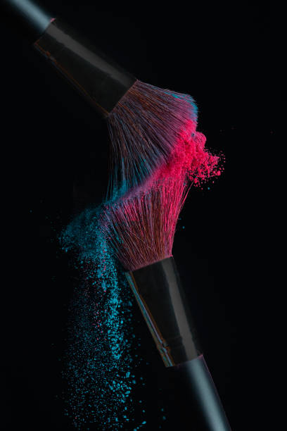 dois pincéis com rosa e azul compõem o impacto do pó para fazer uma nuvem - face powder exploding make up dust - fotografias e filmes do acervo