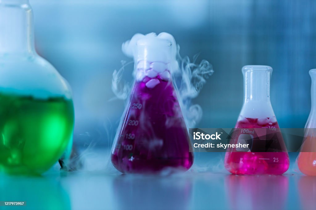 Laboratuvarda gagalarda kimyasal reaksiyonların yakın çekim. - Royalty-free Kimyasal Reaksiyon Stok görsel