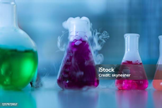 Laboratuvarda Gagalarda Kimyasal Reaksiyonların Yakın Çekim Stok Fotoğraflar & Kimyasal Reaksiyon‘nin Daha Fazla Resimleri