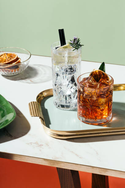 cóctel negroni - aperitivo bebida alcohólica fotografías e imágenes de stock