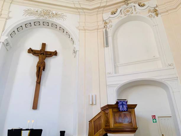 Crucifijo Y Púlpito En La Iglesia Luterana De Ludwigsburg Foto de stock y más banco de imágenes de Púlpito - iStock Crucifijo Y Púlpito En La Iglesia Luterana De Ludwigsburg Foto de stock y más banco de imágenes de Púlpito - iStock