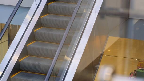 escada rolante larga que sobe dentro de um centro de negócios - escalator automated built structure moving down - fotografias e filmes do acervo