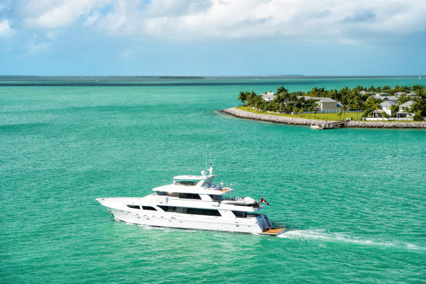 yachts touristiques flottant par l’île verte à key west, floride - yacht florida yachting nautical vessel photos et images de collection