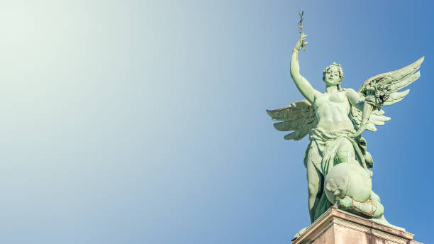 баннер с верхней крышей статуя чувственного ангела эпохи возрождения с крыльями перед голубым небом с прямым светом в вене, австрия, и копи� - female likeness naked sensuality copy space стоковые фото и изображения
