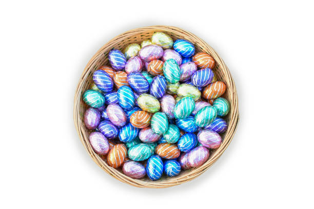 ovos de páscoa de chocolate em cesta isolada no fundo branco. - easter basket eggs yellow - fotografias e filmes do acervo