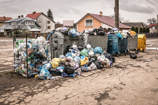 Bolsas De Basura Y Contenedores Desbordados Foto de stock y más banco de imágenes de Abandonado - Abandonado, Abundancia, Aire libre - iStock Bolsas De Basura Y Contenedores Desbordados Foto de stock y más banco de imágenes de Abandonado - Abandonado, Abundancia, Aire libre - iStock